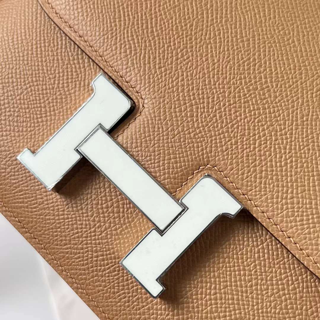 Hermès（爱马仕）Constance 康斯坦斯 Epsom 0M 奶茶色 配 白色 珐琅扣 19cm 全手工蜡线缝制