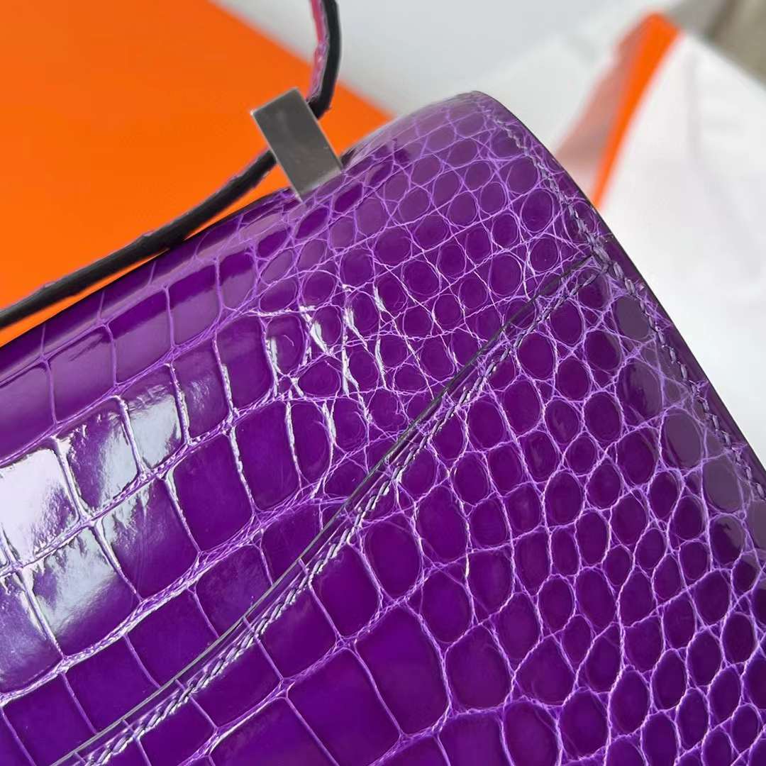 Hermès（爱马仕）Constance 空姐包 亮面美洲鳄 Shiny Alligator Crocodile 5L 极度紫 银扣 24cm 全手工蜡线缝制 Phw
