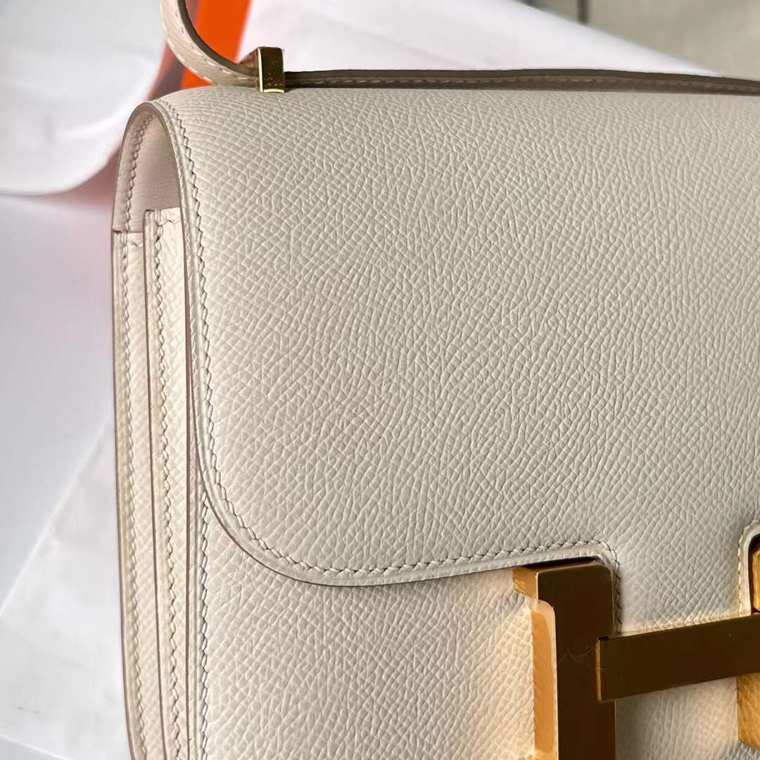 Hermès（爱马仕）Constance 空姐包 Epsom Ck10 奶昔白 金扣 19cm 全手工蜡线缝制 Ghw