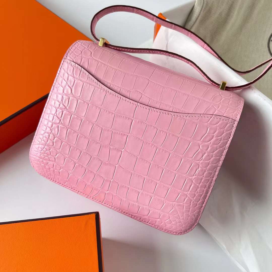 Hermès（爱马仕）Constance 空姐包 雾面美洲鳄 Matte Alligator Crocodile 3Q 樱花粉 金扣 19cm 全手工蜡线缝制 Ghw