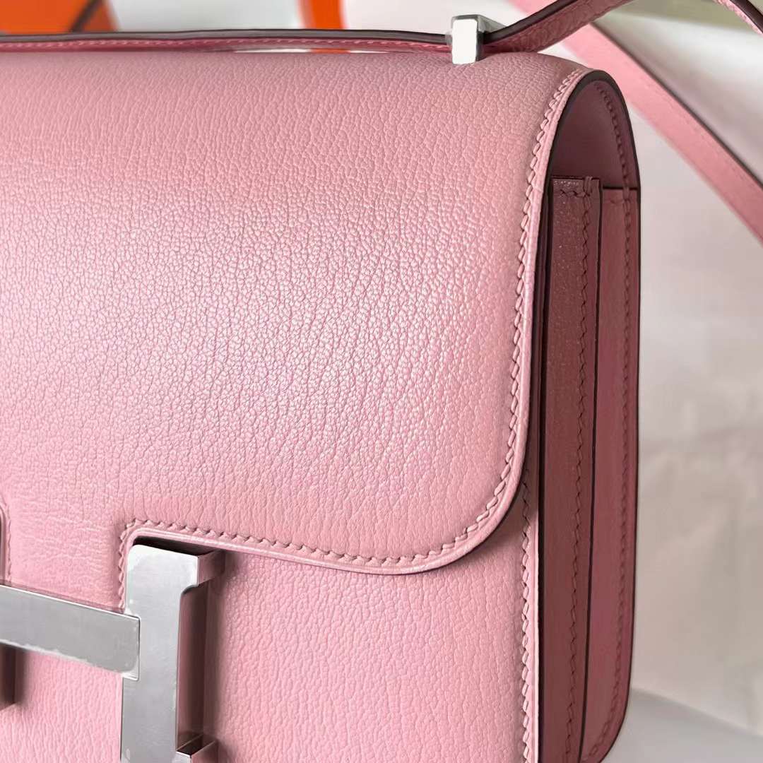 Hermès（爱马仕）Constance 空姐包 Chevre 进口山羊皮 3Q 新粉色 银扣 19cm 全手工蜡线缝制 Phw