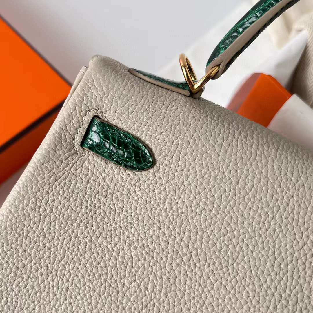 Hermès（爱马仕）Kelly 凯莉包 Touch Togo 拼 亮面尼罗鳄鱼皮 Ck80 珍珠灰 拼 祖母绿 金扣 25cm 全手工蜡线缝制 Ghw