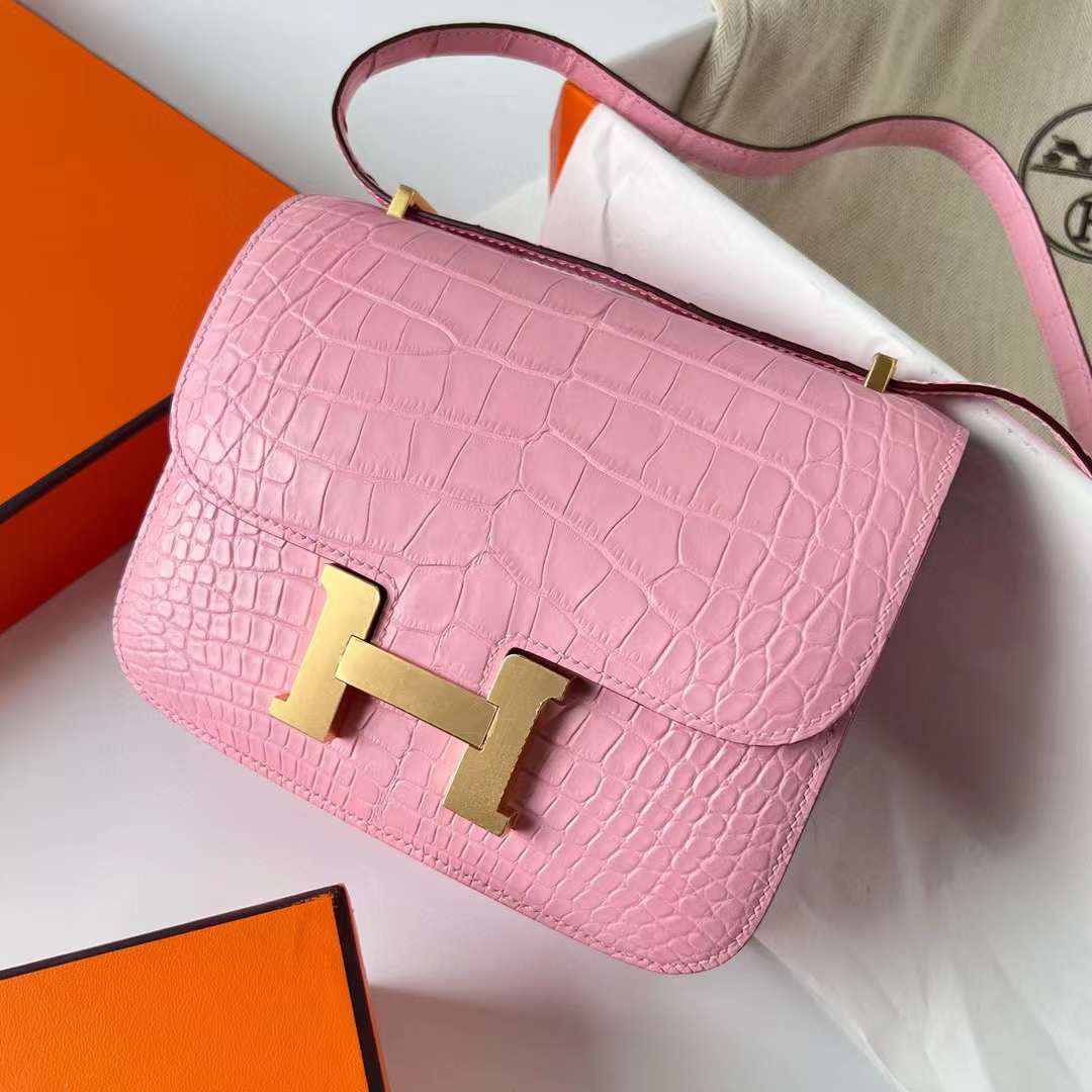 Hermès（爱马仕）Constance 空姐包 雾面美洲鳄 Matte Alligator Crocodile 3Q 樱花粉 金扣 19cm 全手工蜡线缝制 Ghw