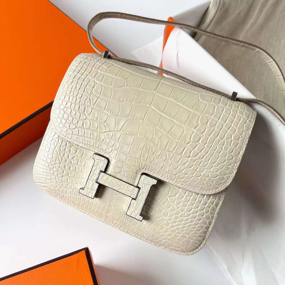 Hermès（爱马仕）Constance 空姐包 雾面美洲鳄 Matte Alligator Crocodile 8L 奶油白 鳄鱼扣 19cm 全手工蜡线缝制 Phw
