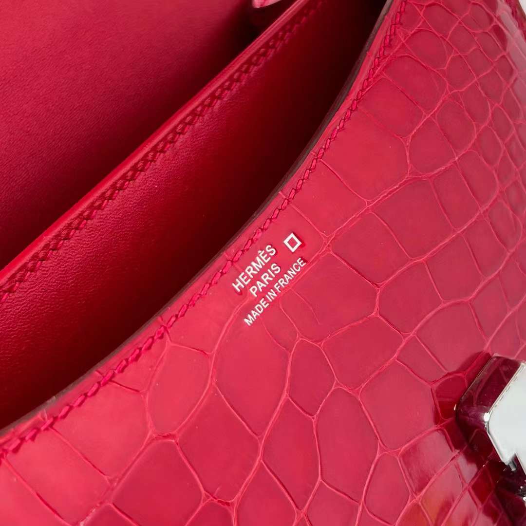 Hermès（爱马仕）Constance 空姐包 亮面美洲鳄 Shiny Alligator Crocodile Ck95 法拉利红 银扣 19cm 全手工蜡线缝制 Phw