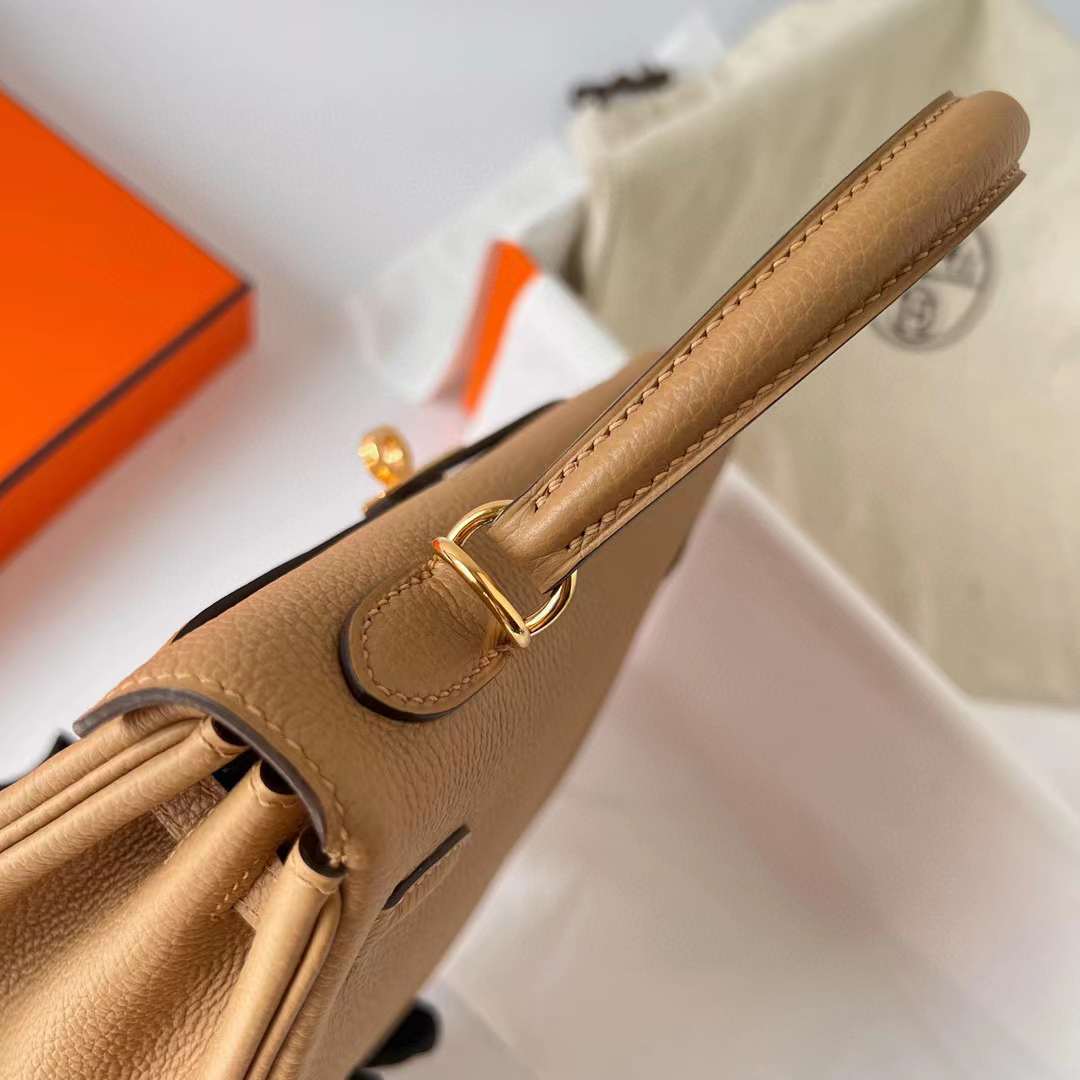 Hermès（爱马仕）Kelly 凯莉包 Togo 小牛皮 0M 奶茶色 金扣 25cm 全手工蜡线缝制 Ghw