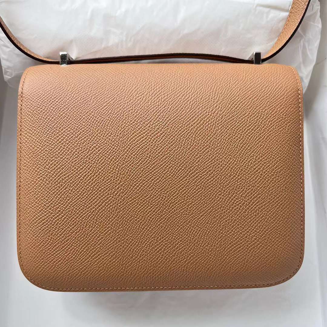 Hermès（爱马仕）Constance 康斯坦斯 Epsom 0M 奶茶色 配 白色 珐琅扣 19cm 全手工蜡线缝制