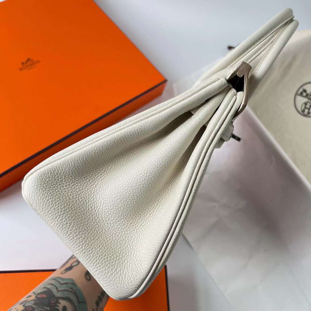 Hermès（爱马仕）Birkin 铂金包 Togo 顶级小牛皮 Ck10 奶昔白 银扣 25cm 全手工蜡线缝制 Phw