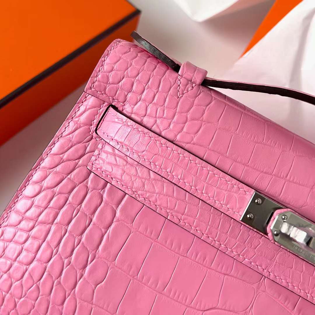 Hermès（爱马仕）Mini Kelly Pochette 雾面美洲鳄鱼皮 5P 樱花粉 银扣 22cm 全手工蜡线缝制 Phw