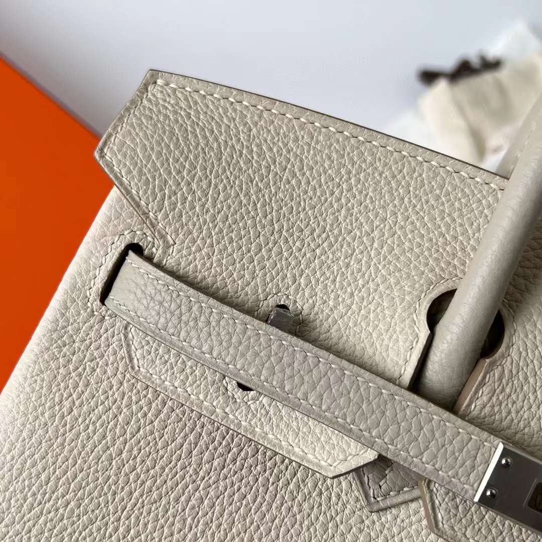 Hermès（爱马仕）Birkin 铂金包 Togo 顶级小牛皮 Ck10 奶昔白 拼 Ck80 珍珠灰 拉丝银扣 25cm 全手工蜡线缝制 Bphw