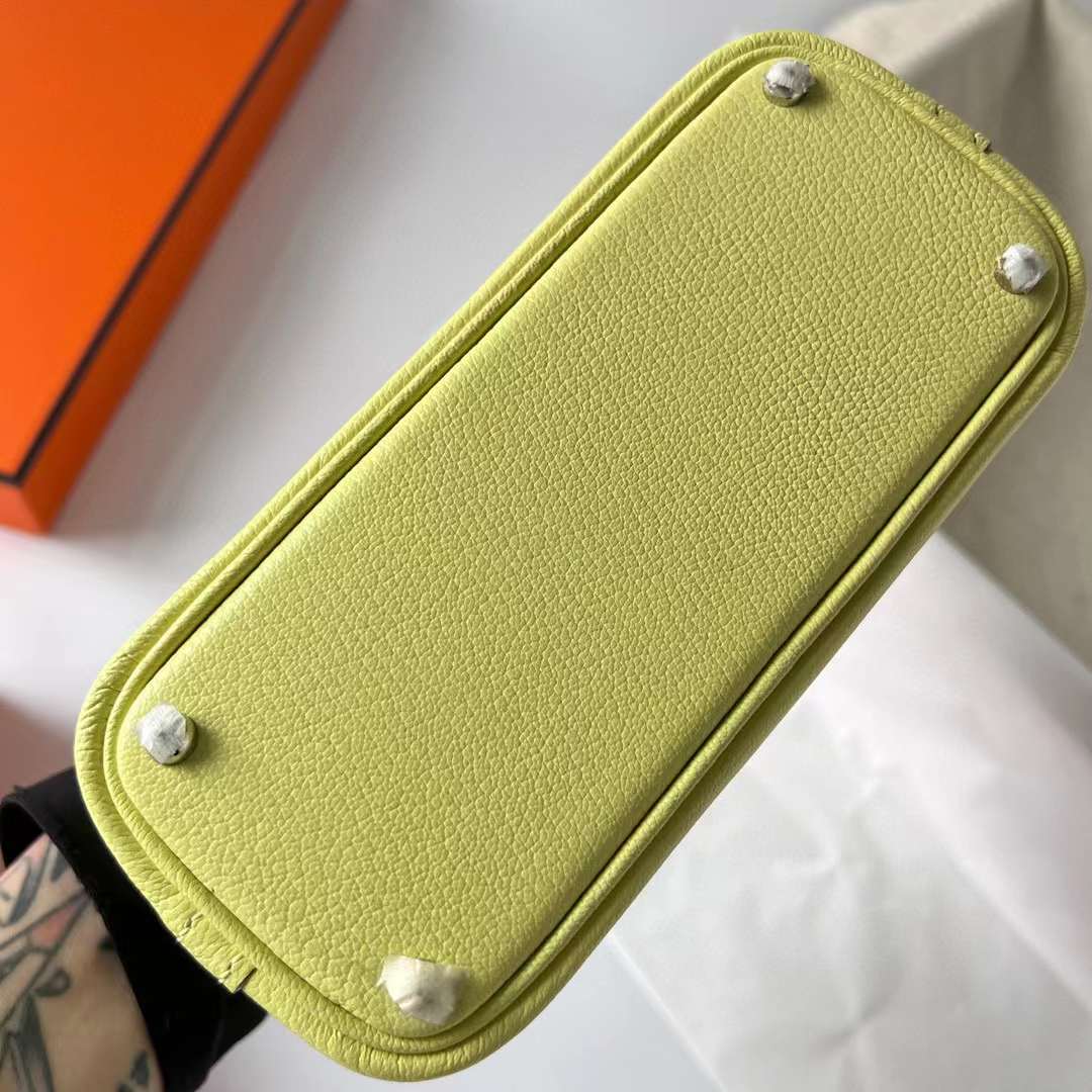Hermès（爱马仕）Mini Bolide 迷你保龄球包 Chevre 山羊皮 R9 嫩芽黄 银扣 19cm 全手工蜡线缝制 Phw
