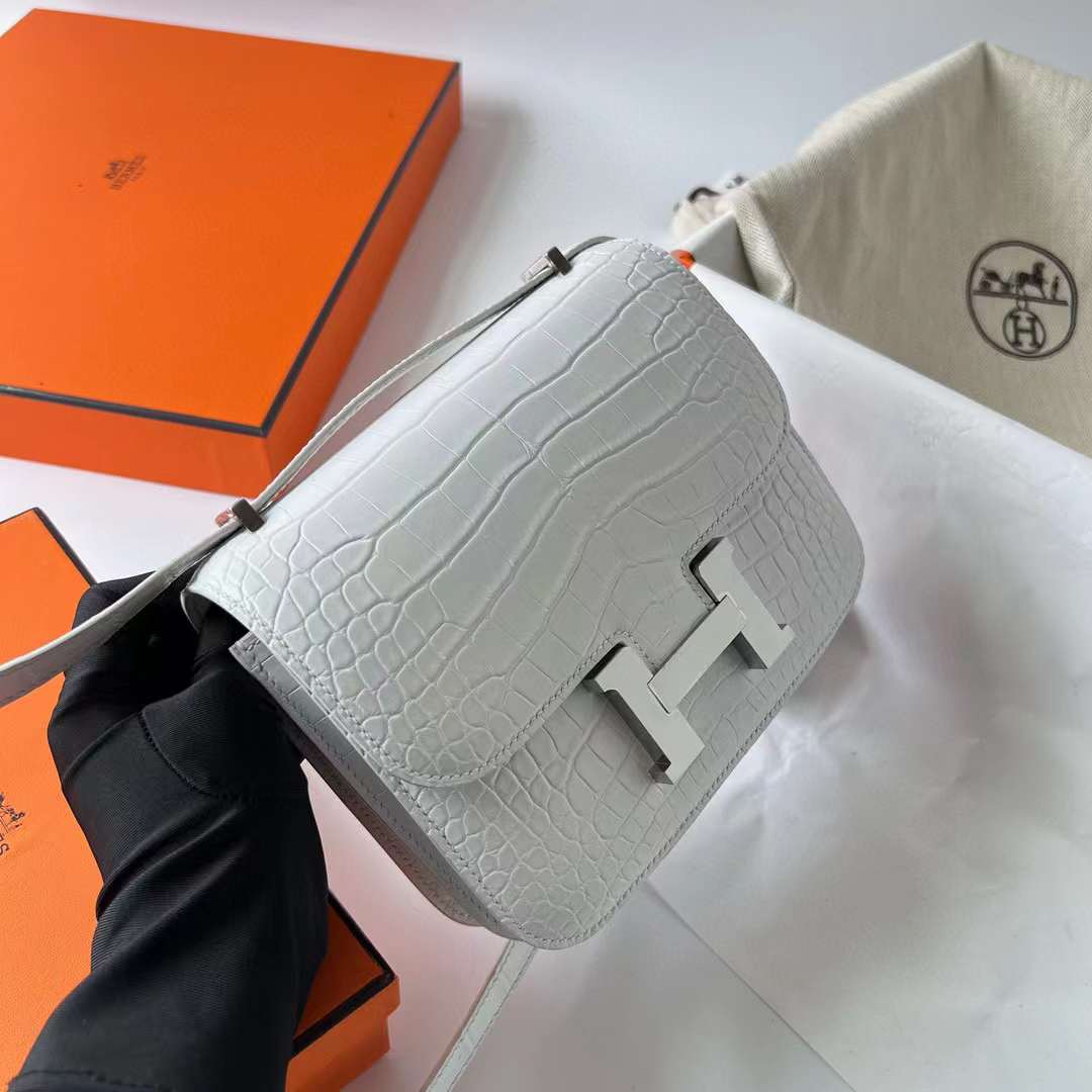 Hermès（爱马仕）Constance 空姐包 雾面美洲鳄鱼皮 Matte Alligator Crocodile 01 纯白 银扣 19cm 全手工蜡线缝制 Phw