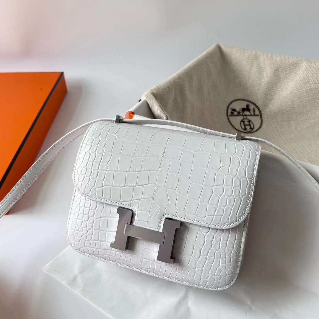 Hermès（爱马仕）Constance 空姐包 雾面美洲鳄鱼皮 Matte Alligator Crocodile 01 纯白 银扣 19cm 全手工蜡线缝制 Phw