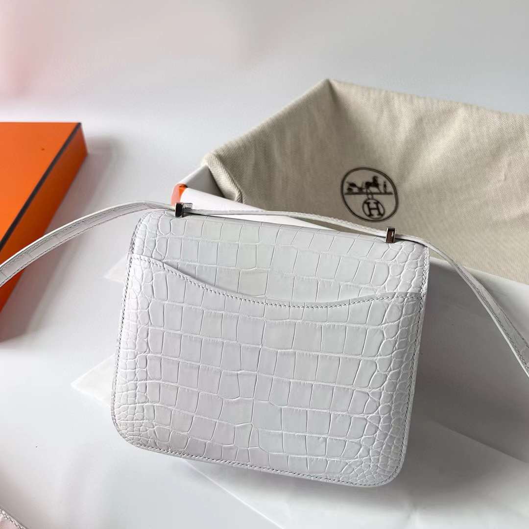 Hermès（爱马仕）Constance 空姐包 雾面美洲鳄鱼皮 Matte Alligator Crocodile 01 纯白 银扣 19cm 全手工蜡线缝制 Phw