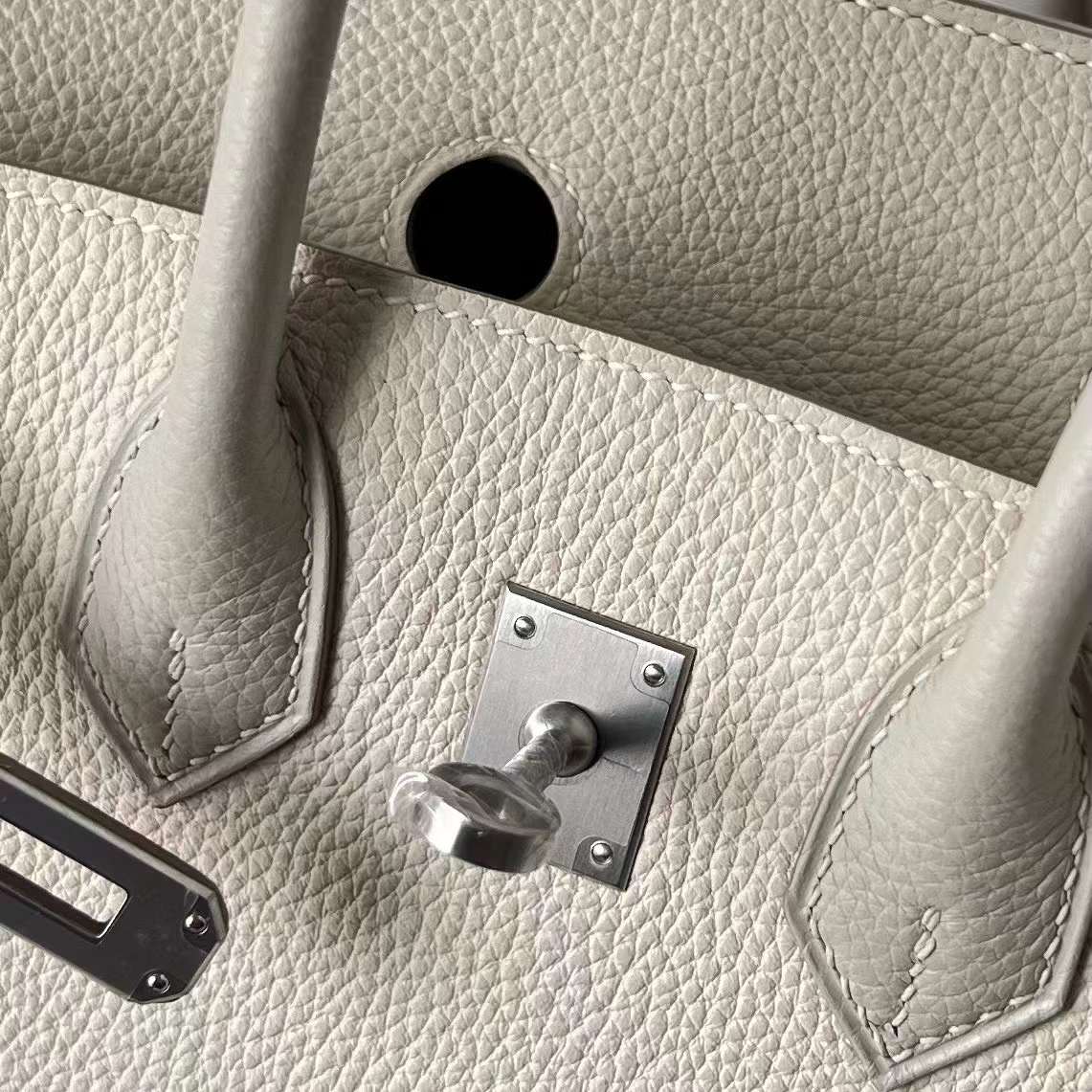 Hermès（爱马仕）Birkin 铂金包 Togo 顶级小牛皮 Ck10 奶昔白 拼 Ck80 珍珠灰 拉丝银扣 25cm 全手工蜡线缝制 Bphw