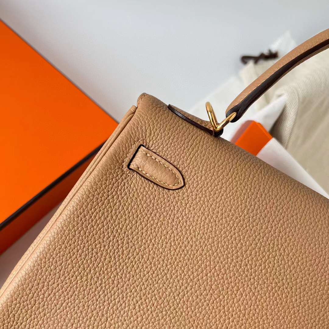 Hermès（爱马仕）Kelly 凯莉包 Togo 小牛皮 0M 奶茶色 金扣 25cm 全手工蜡线缝制 Ghw