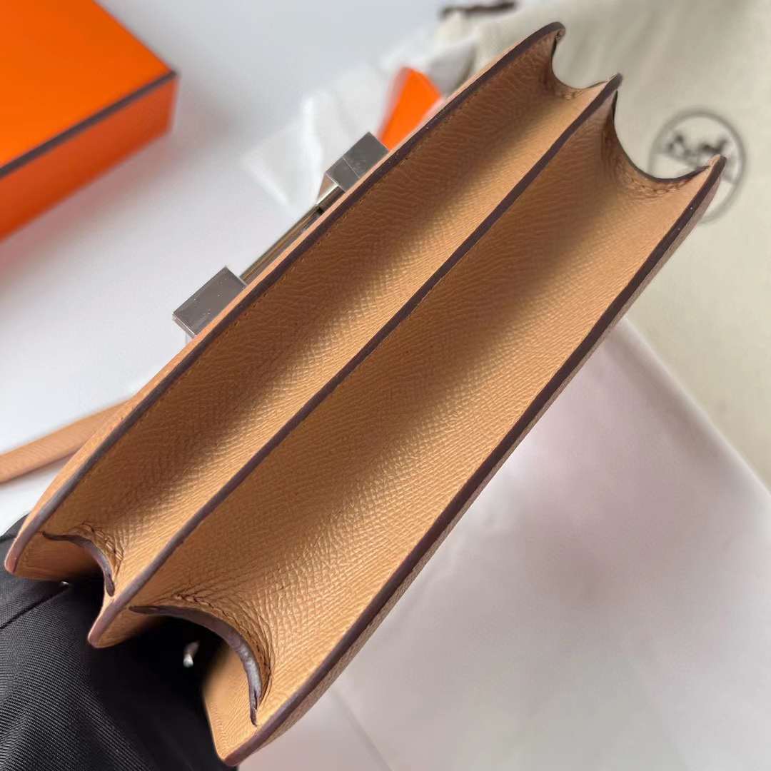 Hermès（爱马仕）Constance 康斯坦斯 Epsom 0M 奶茶色 配 白色 珐琅扣 19cm 全手工蜡线缝制