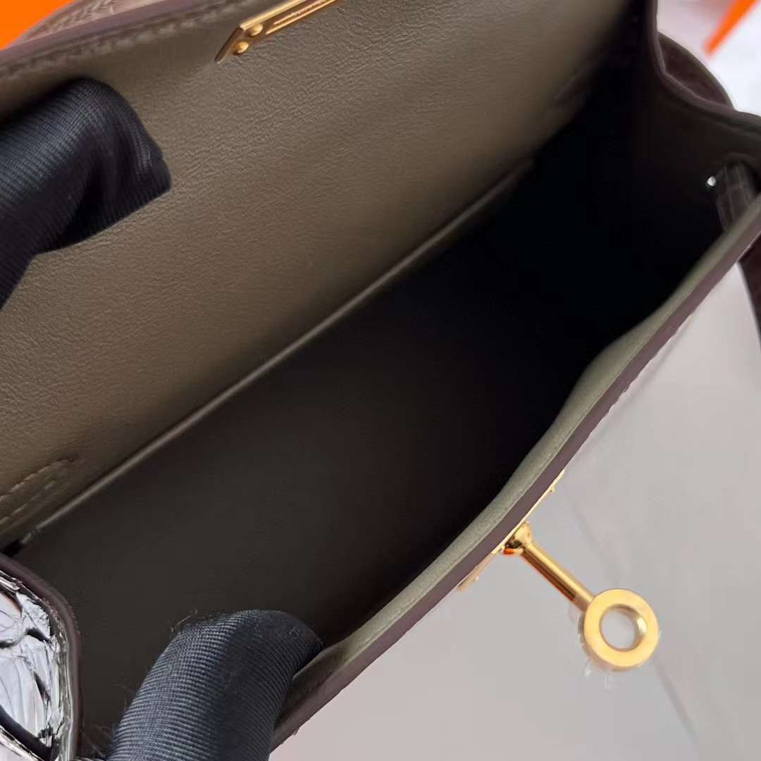 Hermès（爱马仕）Mini Kelly 迷你凯莉 亮面美洲鳄鱼皮 Shiny Alligator Crocodile Ck18 大象灰 金扣 19cm 全手工蜡线缝制 Ghw