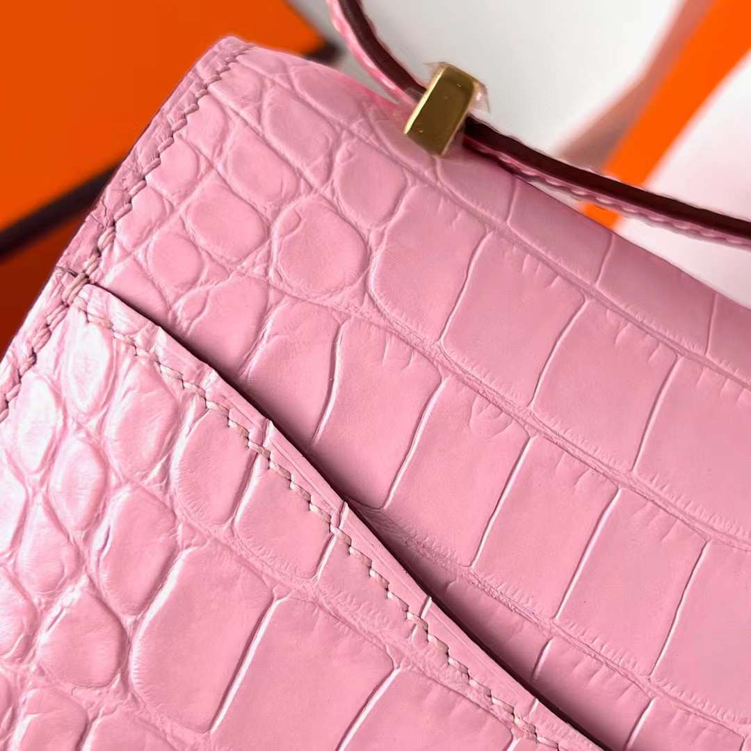 Hermès（爱马仕）Constance 空姐包 雾面美洲鳄 Matte Alligator Crocodile 3Q 樱花粉 金扣 19cm 全手工蜡线缝制 Ghw