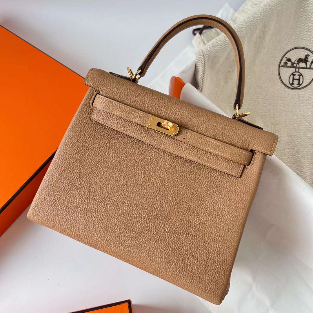 Hermès（爱马仕）Kelly 凯莉包 Togo 小牛皮 0M 奶茶色 金扣 25cm 全手工蜡线缝制 Ghw