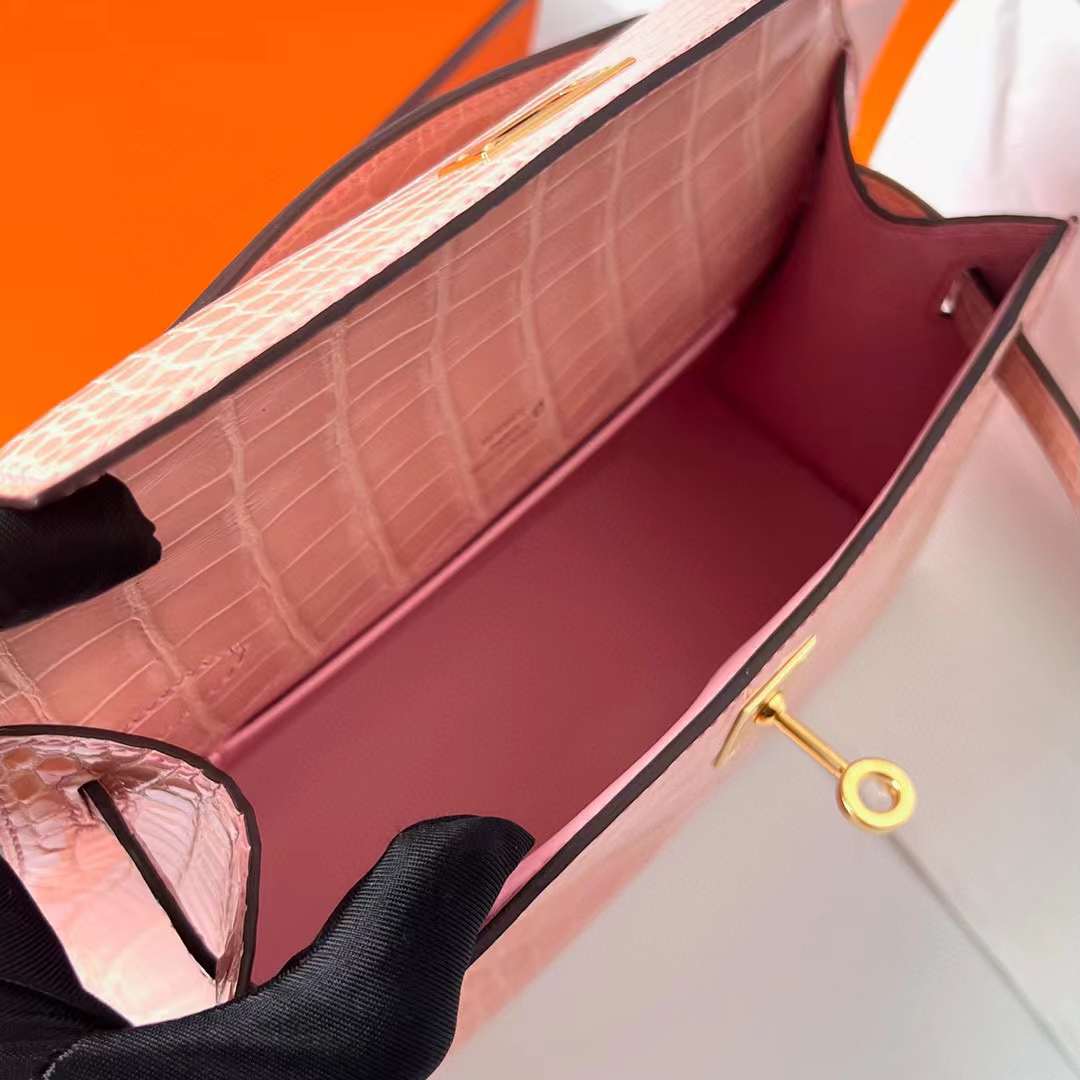 Hermès（爱马仕）Mini Kelly Pochette 亮面美洲鳄鱼皮 P1 蔷薇粉 金扣 22cm 全手工蜡线缝制 Ghw
