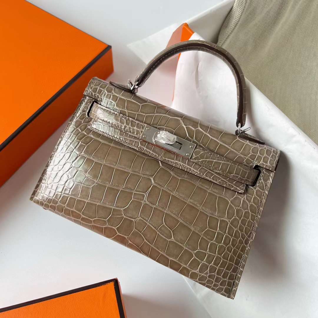 Hermès（爱马仕）Mini Kelly 迷你凯莉 亮面美洲鳄鱼皮 Shiny Alligator Crocodile Ck18 大象灰 银扣 19cm 全手工蜡线缝制 Phw
