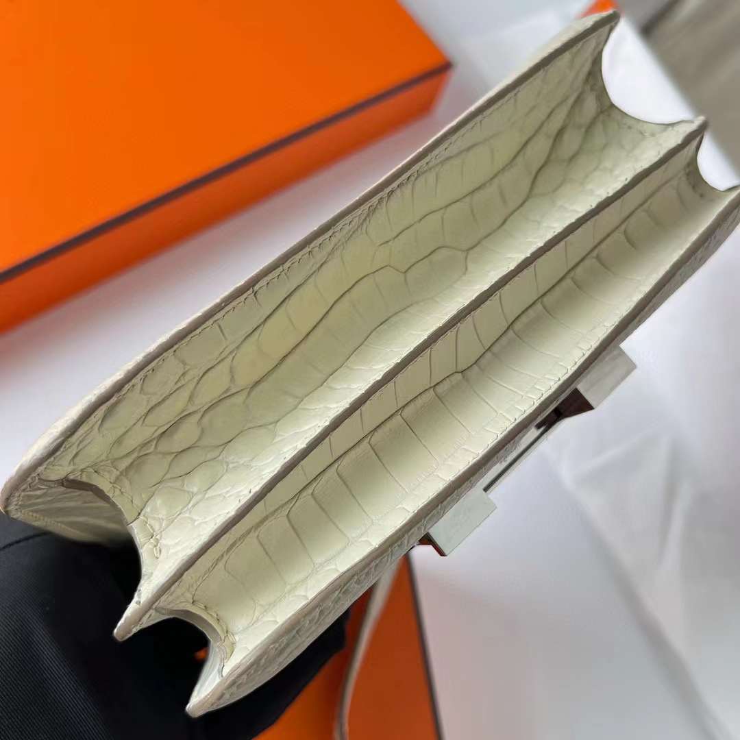 Hermès（爱马仕）Constance 空姐包 雾面美洲鳄 Matte Alligator Crocodile 8L 奶油白 鳄鱼扣 19cm 全手工蜡线缝制 Phw