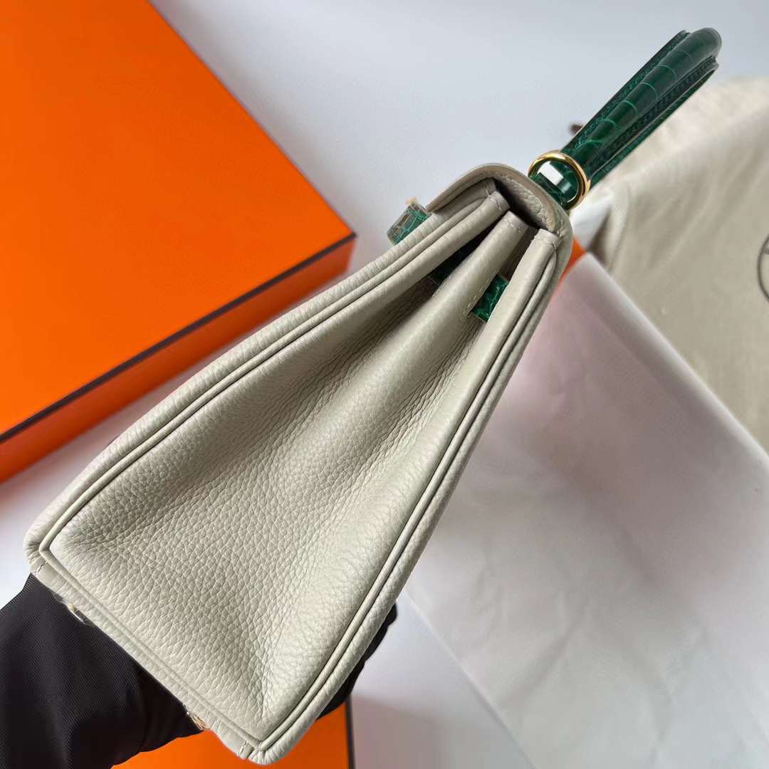 Hermès（爱马仕）Kelly 凯莉包 Touch Togo 拼 亮面尼罗鳄鱼皮 Ck80 珍珠灰 拼 祖母绿 金扣 25cm 全手工蜡线缝制 Ghw