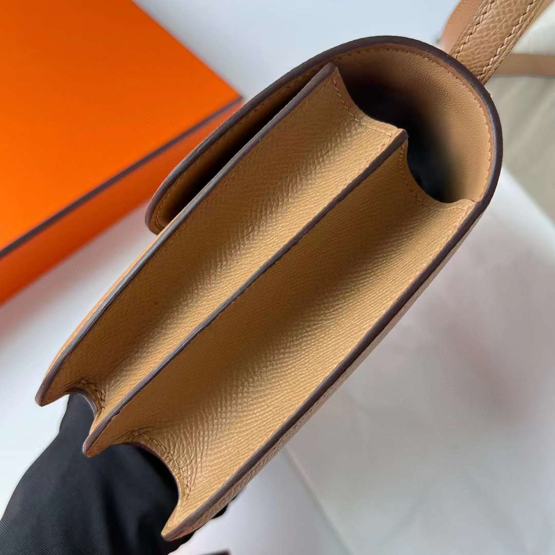 Hermès（爱马仕）Constance 康斯坦斯 Epsom 0M 奶茶色 配 白色 珐琅扣 19cm 全手工蜡线缝制