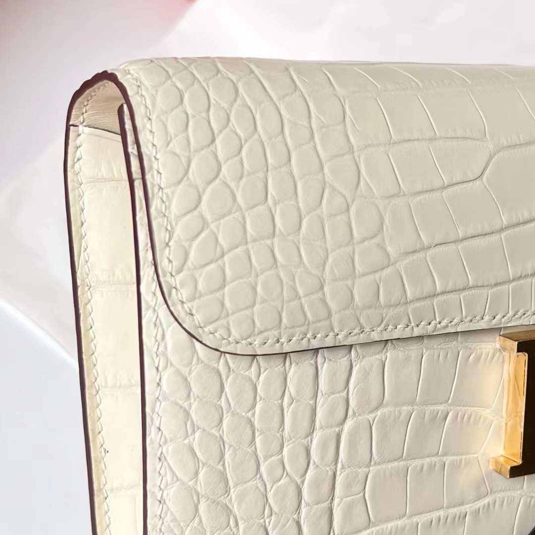Hermès（爱马仕）Constance to go 雾面美洲鳄鱼皮 Matte Alligator Crocodile 8L 奶油白 金扣 26cm 全手工蜡线缝制 Ghw