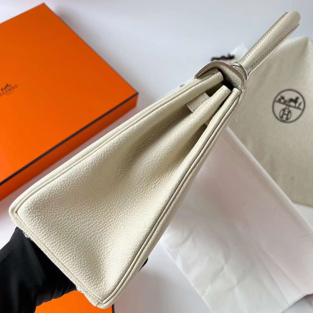 Hermès（爱马仕）Kelly 凯莉包 Togo 小牛皮 Ck10 奶昔白 银扣 28cm 全手工蜡线缝制 Phw