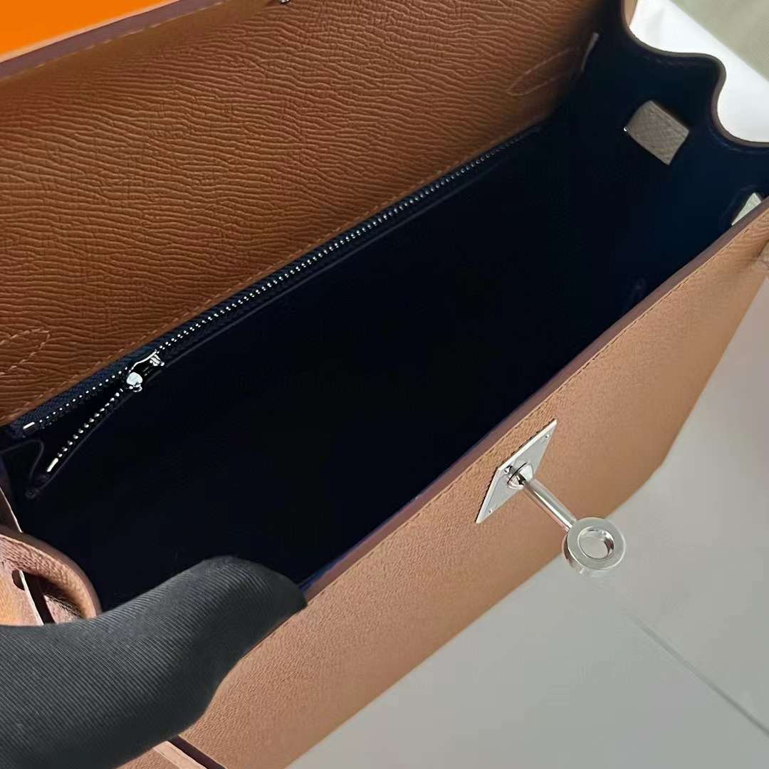 Hermès（爱马仕）Kelly 凯莉包 Epsom 掌纹皮 三拼色 Ck37 金棕色 拼 I2 奶油白 拼 黑色 内拼 宝石蓝 银扣 25cm 全手工蜡线缝制 Phw