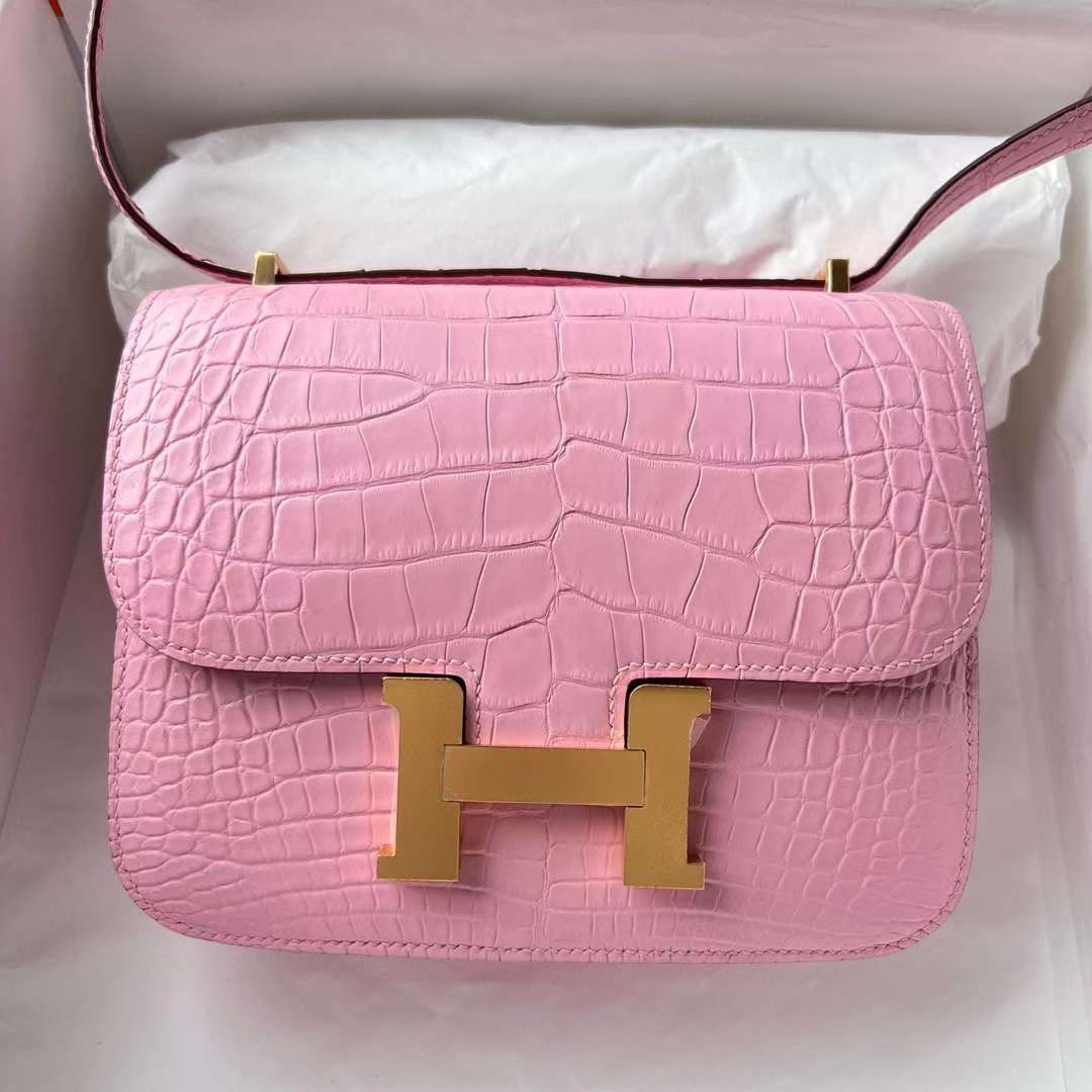 Hermès（爱马仕）Constance 空姐包 雾面美洲鳄 Matte Alligator Crocodile 3Q 樱花粉 金扣 19cm 全手工蜡线缝制 Ghw