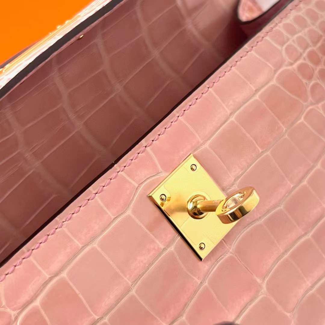 Hermès（爱马仕）Mini Kelly Pochette 亮面美洲鳄鱼皮 P1 蔷薇粉 金扣 22cm 全手工蜡线缝制 Ghw