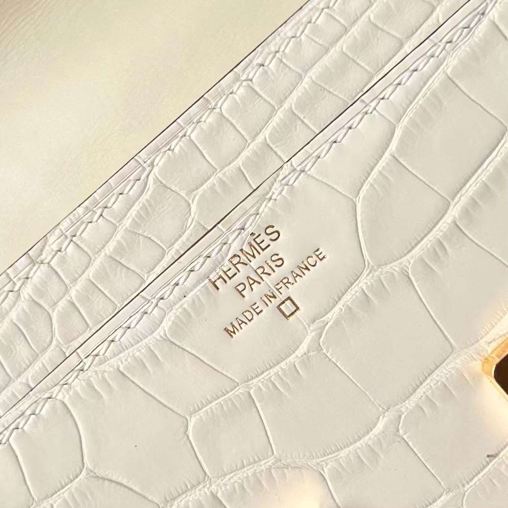 Hermès（爱马仕）Constance to go 雾面美洲鳄鱼皮 Matte Alligator Crocodile 8L 奶油白 金扣 26cm 全手工蜡线缝制 Ghw