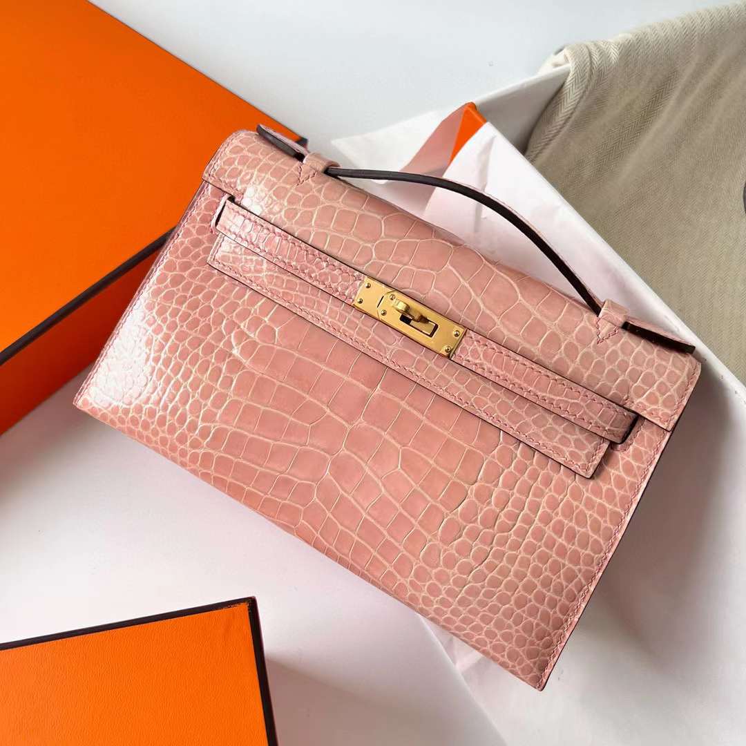 Hermès（爱马仕）Mini Kelly Pochette 亮面美洲鳄鱼皮 P1 蔷薇粉 金扣 22cm 全手工蜡线缝制 Ghw