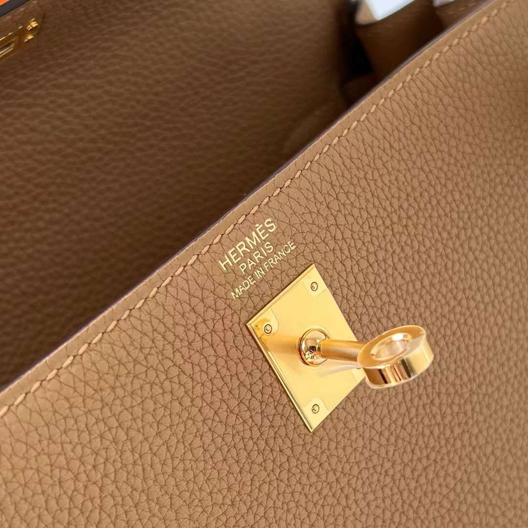 Hermès（爱马仕）Kelly 凯莉包 Togo 小牛皮 0M 奶茶色 金扣 25cm 全手工蜡线缝制 Ghw