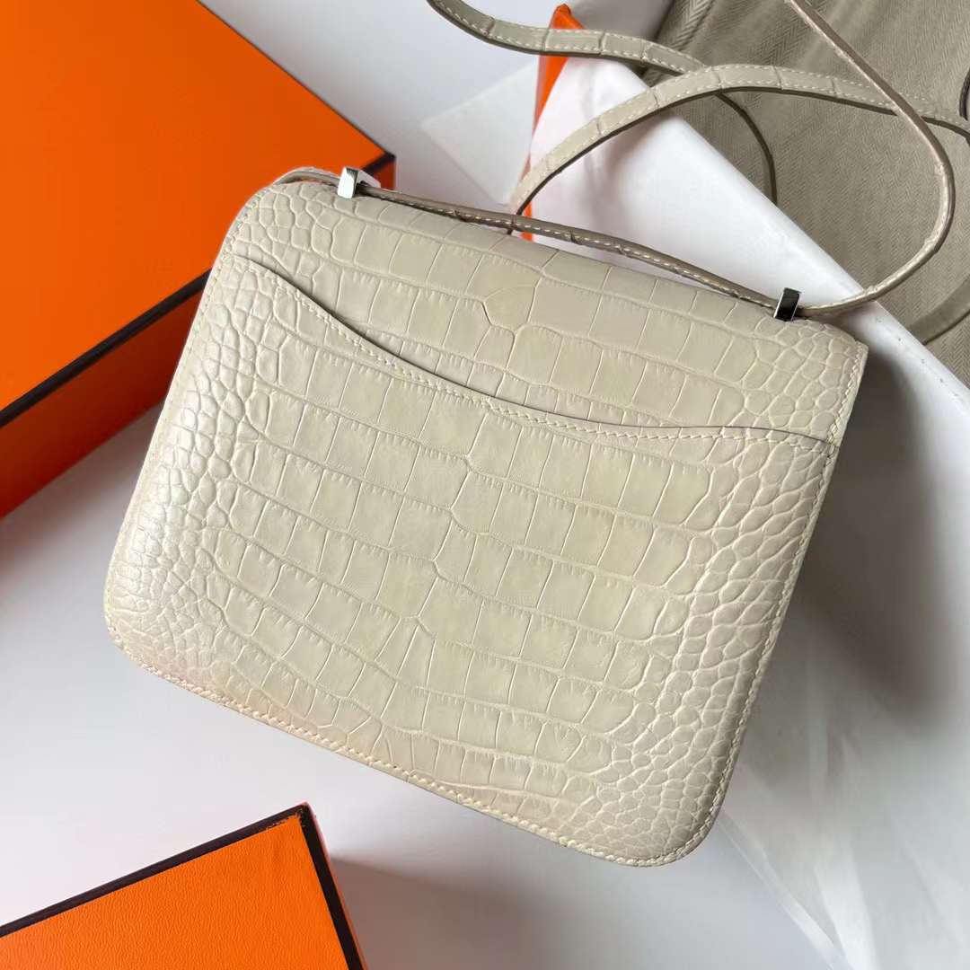 Hermès（爱马仕）Constance 空姐包 雾面美洲鳄 Matte Alligator Crocodile 8L 奶油白 鳄鱼扣 19cm 全手工蜡线缝制 Phw