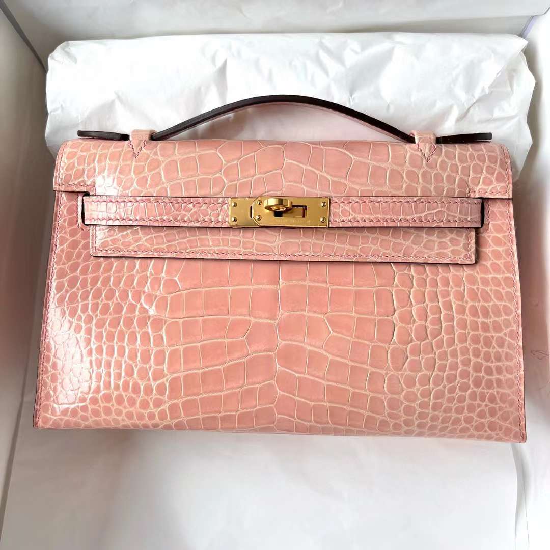 Hermès（爱马仕）Mini Kelly Pochette 亮面美洲鳄鱼皮 P1 蔷薇粉 金扣 22cm 全手工蜡线缝制 Ghw