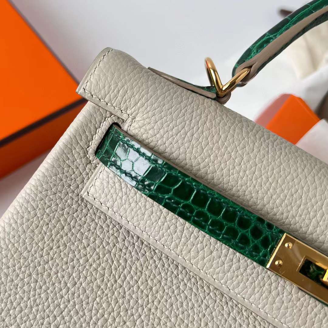 Hermès（爱马仕）Kelly 凯莉包 Touch Togo 拼 亮面尼罗鳄鱼皮 Ck80 珍珠灰 拼 祖母绿 金扣 25cm 全手工蜡线缝制 Ghw