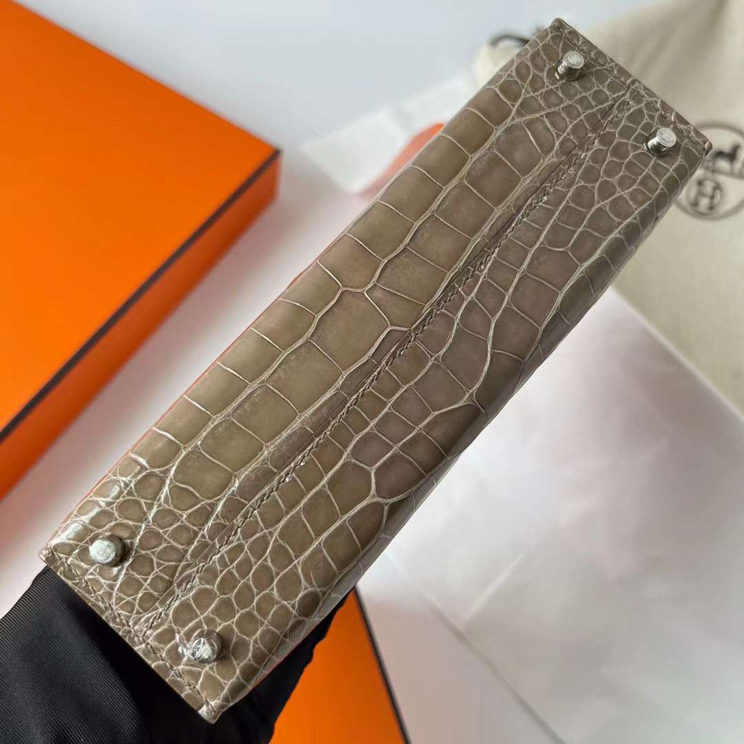 Hermès（爱马仕）Mini Kelly 迷你凯莉 亮面美洲鳄鱼皮 Shiny Alligator Crocodile Ck18 大象灰 银扣 19cm 全手工蜡线缝制 Phw