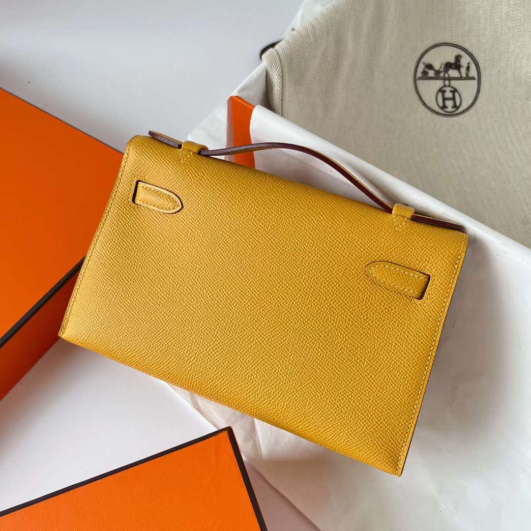 Hermès（爱马仕）Mini Kelly Pochette Epsom 9D 琥珀黄 金扣 22cm 全手工蜡线缝制 Ghw