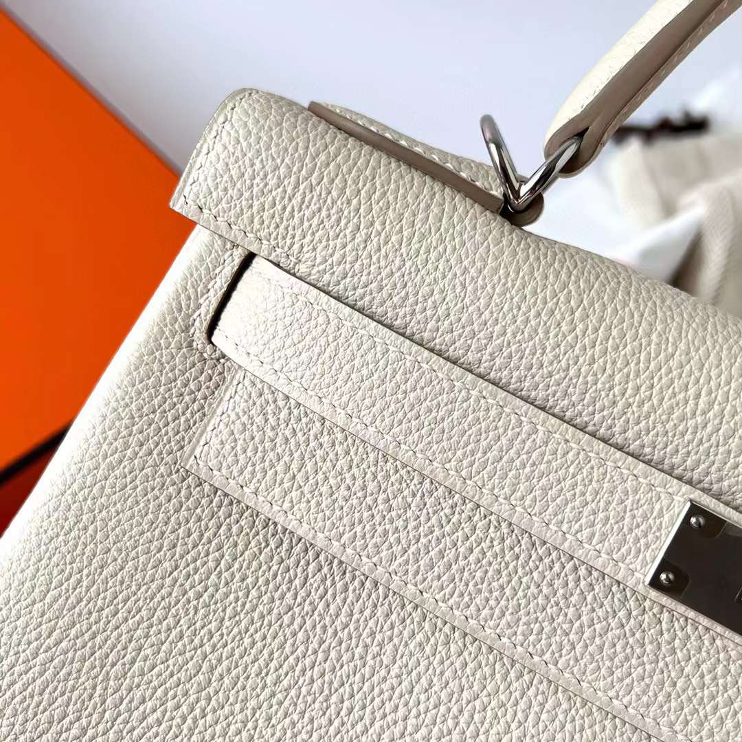 Hermès（爱马仕）Kelly 凯莉包 Togo 小牛皮 Ck10 奶昔白 银扣 28cm 全手工蜡线缝制 Phw