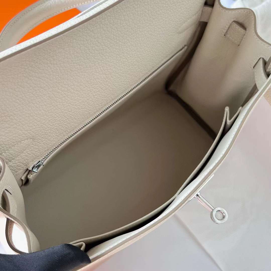 Hermès（爱马仕）Kelly 凯莉包 Togo 小牛皮 Ck10 奶昔白 银扣 28cm 全手工蜡线缝制 Phw