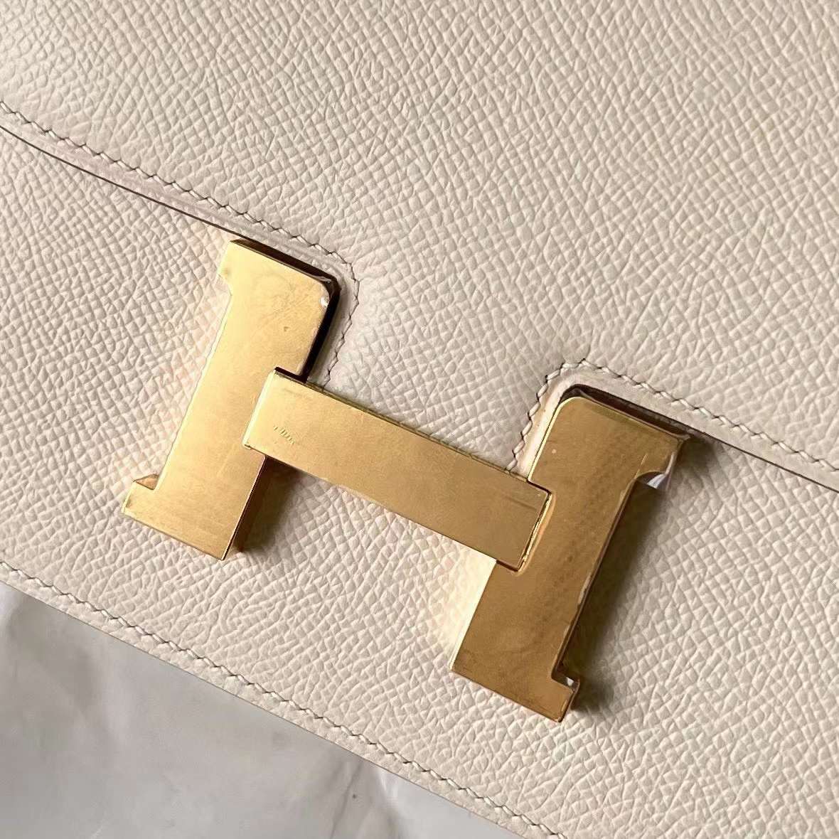 Hermès（爱马仕）Constance 空姐包 Epsom Ck10 奶昔白 金扣 19cm 全手工蜡线缝制 Ghw