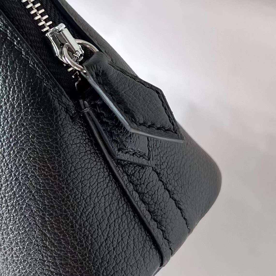 Hermès（爱马仕）Mini Bolide 迷你保龄球包 Chevre 山羊皮 Ck89 黑色 银扣 19cm 全手工蜡线缝制 Phw