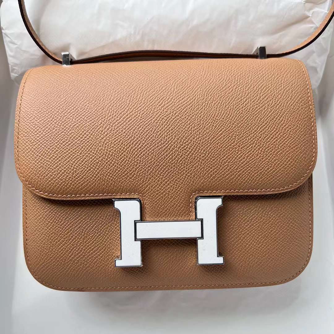Hermès（爱马仕）Constance 康斯坦斯 Epsom 0M 奶茶色 配 白色 珐琅扣 19cm 全手工蜡线缝制