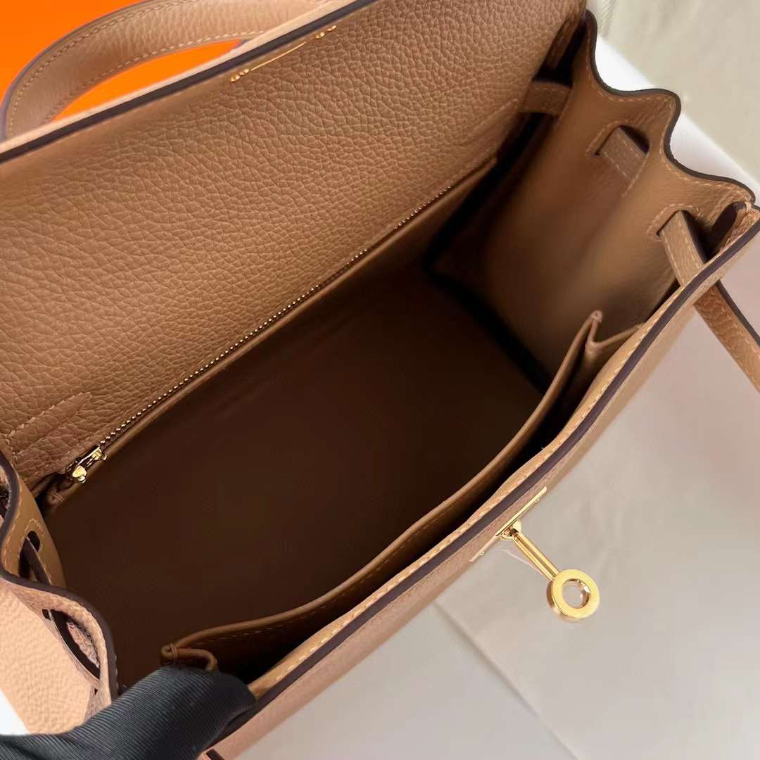 Hermès（爱马仕）Kelly 凯莉包 Togo 小牛皮 0M 奶茶色 金扣 25cm 全手工蜡线缝制 Ghw