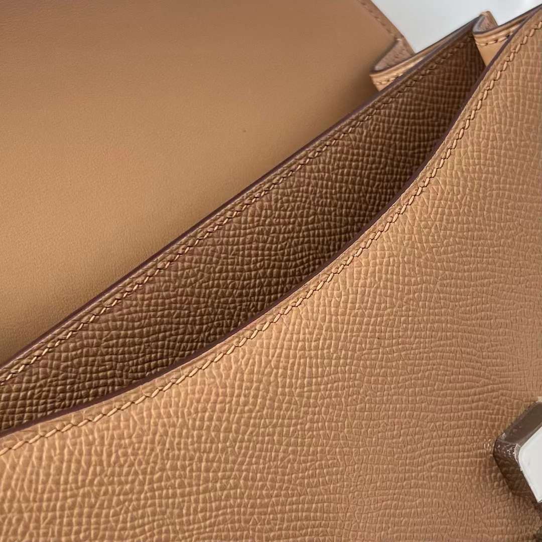 Hermès（爱马仕）Constance 康斯坦斯 Epsom 0M 奶茶色 配 白色 珐琅扣 19cm 全手工蜡线缝制