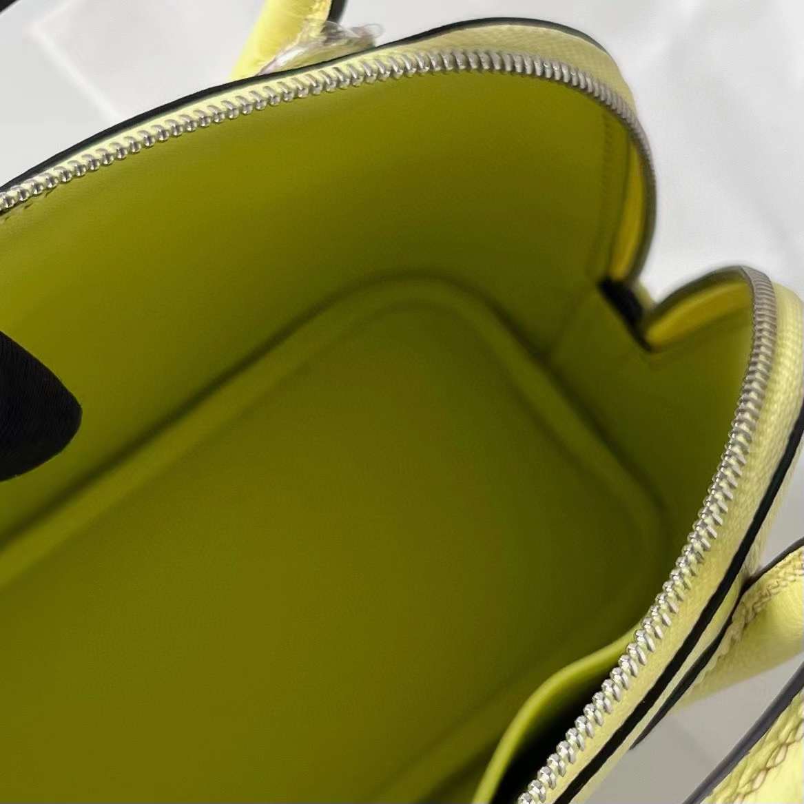 Hermès（爱马仕）Mini Bolide 迷你保龄球包 Chevre 山羊皮 R9 嫩芽黄 银扣 19cm 全手工蜡线缝制 Phw